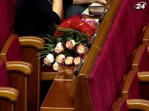 Регионал Мельник принес Геращенко на заседание ВР букет белых роз