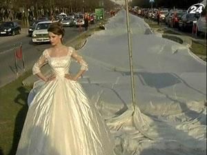 У Румунії представили сукню з шлейфом довжиною 3 кілометри У Румунії представили сукню з шлейфом довжиною 3 кілометри