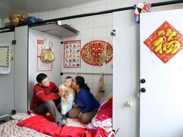Китайская семья живет в туалете уже 6 лет