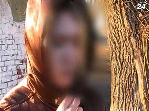 На Прикарпатье задержали женщину, которая торговала несовершеннолетними девушками