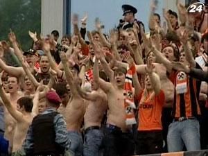 Футбольных болельщиков ограничат строгими правилами Футбольных болельщиков ограничат строгими правилами