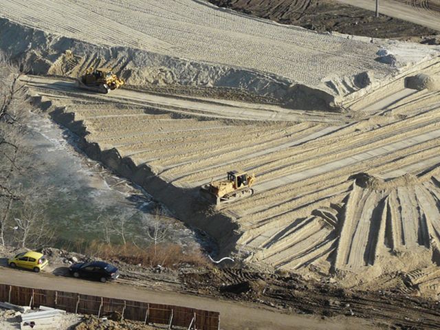 В Киеве ради проспекта засыпают озеро В Киеве ради проспекта засыпают озеро