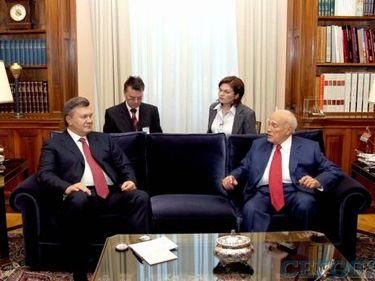 Янукович привітав греків з Днем незалежності