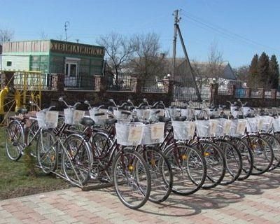 Литвин на Житомирщині подарував медикам велосипеди Литвин на Житомирщині подарував медикам велосипеди