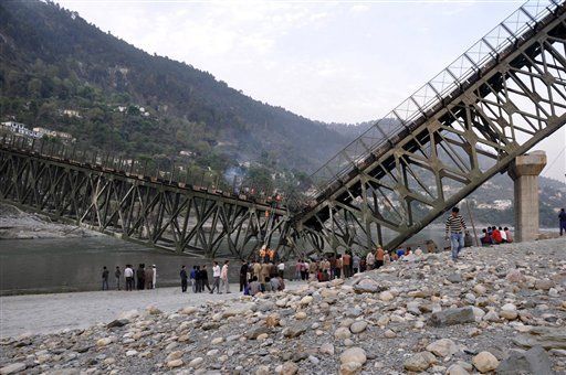 В Індії 6 людей загинуло при обвалі мосту