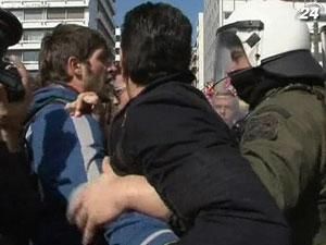 Греция отметила День независимости демонстрациями и столкновениями