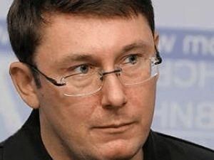 Луценко говорит, что Порошенко придется выбирать