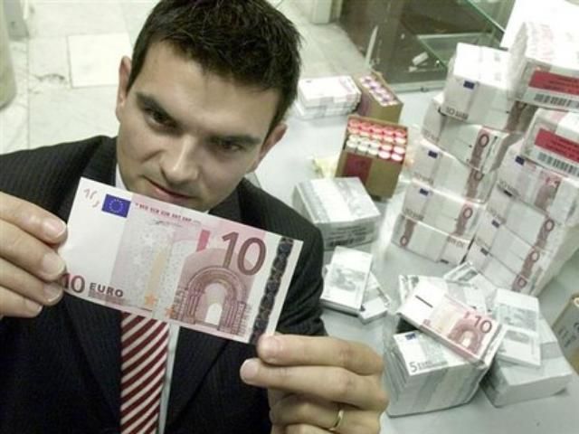 Азаров будет выпускать облигации в евро