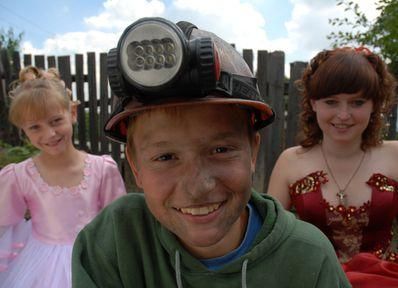 Фільм про дитячу працю на копанках Донбасу зняли з показу Фільм про дитячу працю на копанках Донбасу зняли з показу