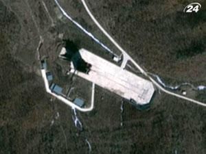 В КНДР на пусковой площадке разместили космическую ракету В КНДР на пусковой площадке разместили космическую ракету