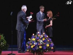 Ко Дню театра художникам вручили почетные Киевские пекторали Ко Дню театра художникам вручили почетные Киевские пекторали