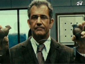 "Веселые каникулы": маленький мальчик помогает вору освоиться в тюрьме. "Веселые каникулы": маленький мальчик помогает вору освоиться в тюрьме.