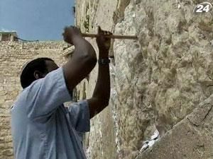 В Єрусалимі волонтери виймають зі Стіни плачу старі записки