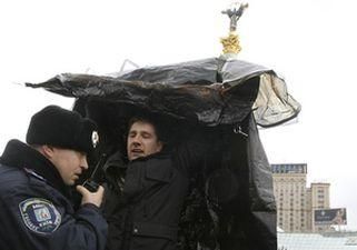 Міліція не повернула відібрані в опозиціонерів намети Міліція не повернула відібрані в опозиціонерів намети