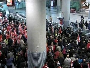 В Іспанії поліція заарештувала десятки людей під час демонстрацій В Іспанії поліція заарештувала десятки людей під час демонстрацій