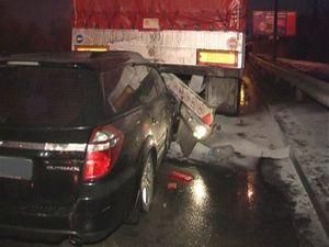 ДТП в Киеве: "Субару" залетел под фуру ДТП в Киеве: "Субару" залетел под фуру