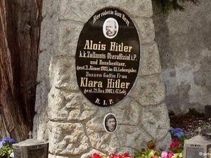 В Австрии ликвидировали могилу родителей Гитлера