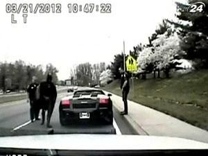 В США полиция остановила автомобиль Бэтмена В США полиция остановила автомобиль Бэтмена