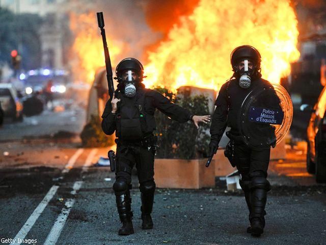 В Испании протестующие бьют окна и жгут автомашины В Испании протестующие бьют окна и жгут автомашины