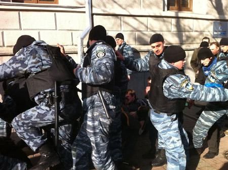 "Беркут" напав на активістів біля "Нафтогазу"