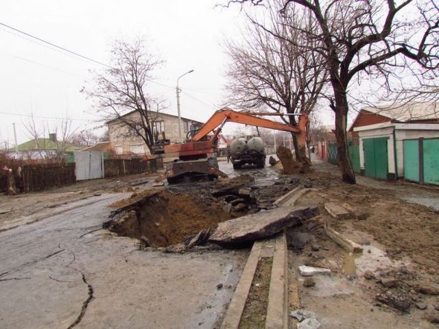 В Мариуполе прорыв канализационного коллектора заблокировал улицу
