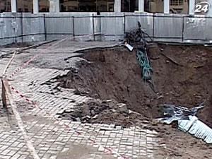В центре Одессы образовалась огромная пропасть в самом центре В центре Одессы образовалась огромная пропасть в самом центре