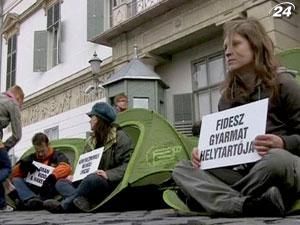 В Будапеште десятки людей собрались на акцию протеста перед президентской администрацией