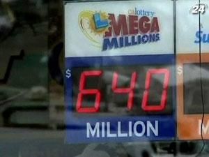 Щасливий квиток лотереї Mega Millions поділять між собою троє людей Щасливий квиток лотереї Mega Millions поділять між собою троє людей