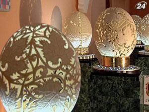 На страусином яйце мастер создает произведение искусства На страусином яйце мастер создает произведение искусства