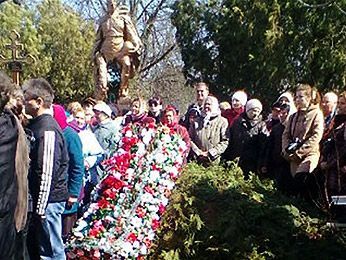 Оксану Макар поховали у весільній сукні