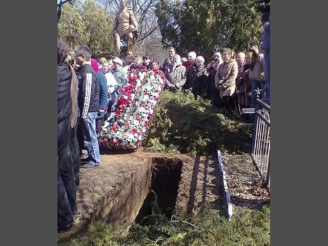400 человек пришли на похороны Оксаны Макар