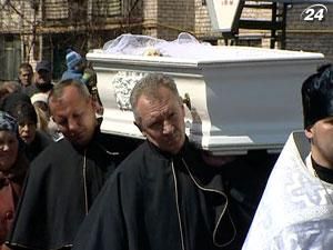 Итог дня: Жертва николаевских насильников почила в белом гробу