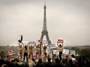 FEMEN раздели мусульманок в Париже, которые стали жертвами исламского терроризма