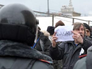 Оппозиционеры и полиция не покидают Триумфальную