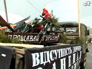 Жители курортного городка Славское несли "гроб туризма" Жители курортного городка Славское несли "гроб туризма"