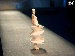 Пьер Карден отправил китайских моделей в настоящую космическую одиссею Пьер Карден отправил китайских моделей в настоящую космическую одиссею