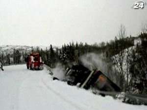 У Норвегії впали зі скелі евакуатор із вантажним автомобілем на причепі