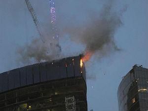 Пожар небоскреба в Москве продолжается. Горит мусор и брезент