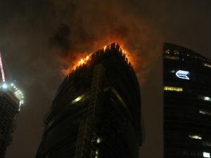 Огонь в московском небоскребе распространился на несколько этажей