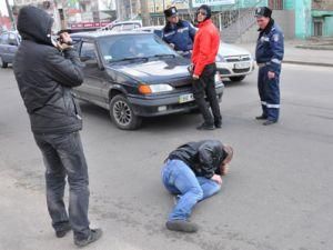 "Дорожный контроль" обвиняет ГАИ за вызов бандита, который наехал на журналиста