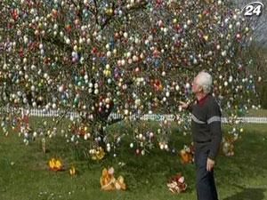 Мужчина из Германии вывесил на яблоне 10 тысяч пасхальных яиц