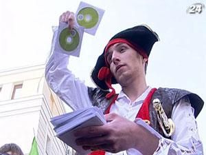 "Пираты" дали МВД 1000 дисков с бесплатной операционной системой "Пираты" дали МВД 1000 дисков с бесплатной операционной системой