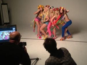 У Франції FEMEN роздяглися для чоловічого глянцю У Франції FEMEN роздяглися для чоловічого глянцю