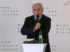 Домінік Стросс-Кан прочитав київським студентам лекцію про економіку Домінік Стросс-Кан прочитав київським студентам лекцію про економіку