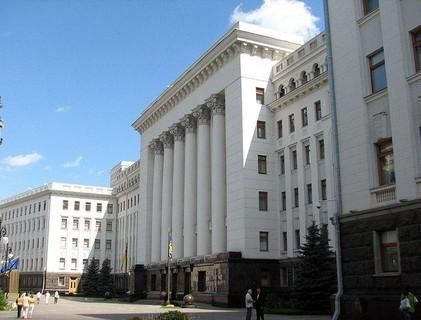 Мужчина пытался сжечь себя под окнами Януковича Мужчина пытался сжечь себя под окнами Януковича