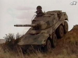 Африканская бронетехника может двигаться по шоссе со скоростью 100 километров Африканская бронетехника может двигаться по шоссе со скоростью 100 километров