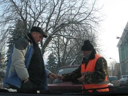 Азаров дозволив не платити паркувальникам Азаров дозволив не платити паркувальникам