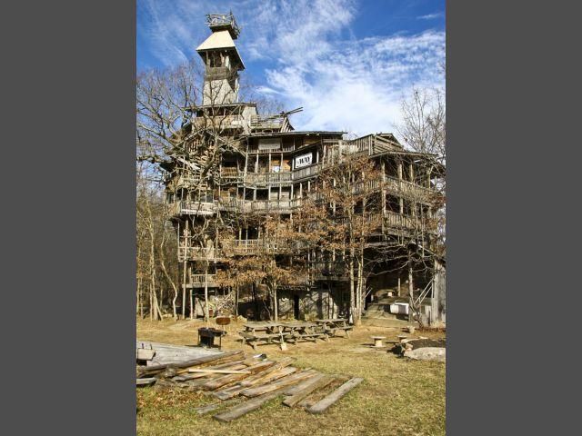 Швейцарська сім’я побудувала найбільший у світі будинок на дереві Швейцарська сім’я побудувала найбільший у світі будинок на дереві