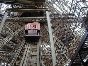 На Эйфелевой башне упал лифт