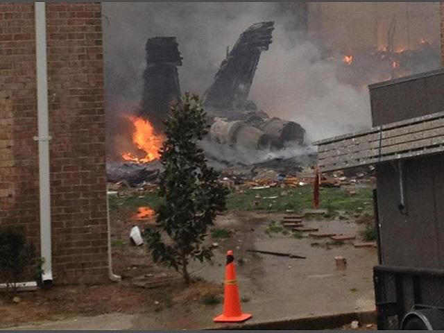 У США винищувач впав на житловий квартал У США винищувач впав на житловий квартал